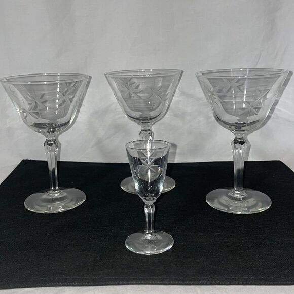 Three Libby cocktail glasses Plus a cordial glass - Picture 1 of 8